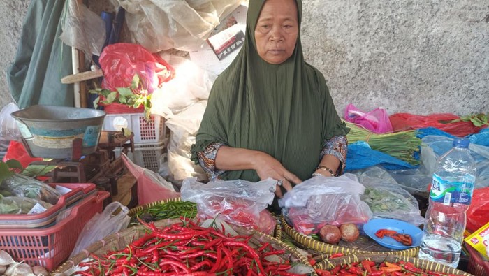 Cabai Keriting Tembus Rp 100 Ribu/kg di Pasar, Pedagang: Kasihan Kami Ini