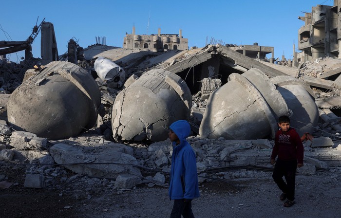 Pilu Warga Gaza Salat Tarawih Pertama di Reruntuhan Masjid yang Dibom Israel