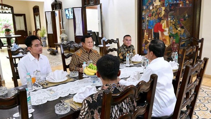 Jokowi Unggah Foto Bertemu Prabowo-Gibran di Solo: Diskusi Akhir Pekan